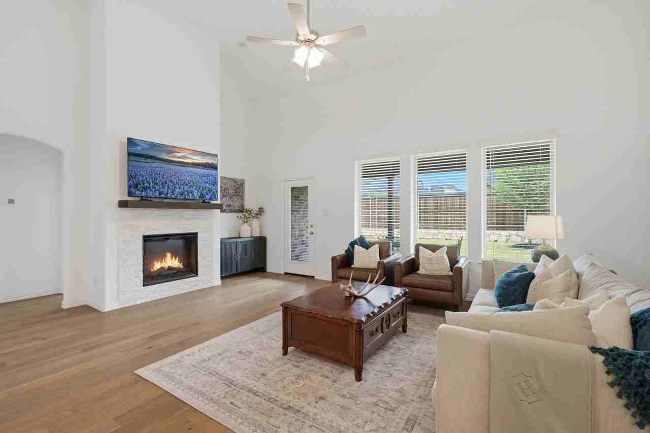 905 Bluebell St - Photo 4 of 40