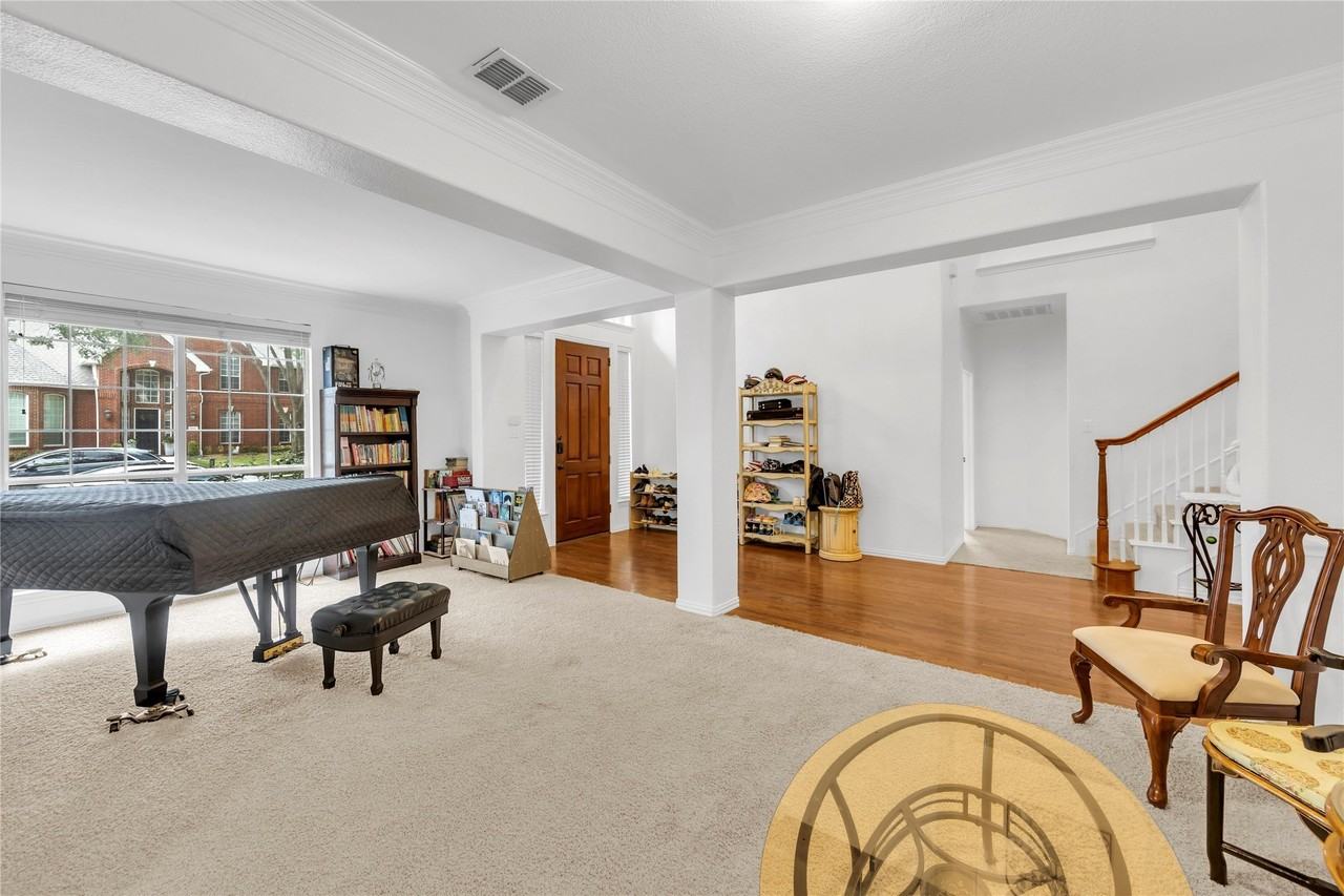 8305 Bartley Cir - Photo 7 of 37