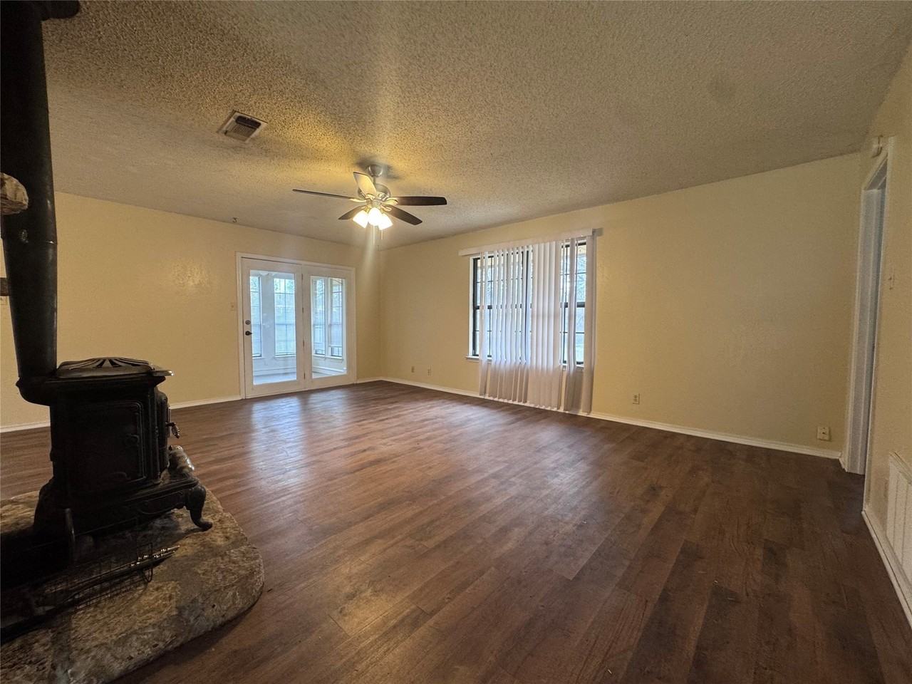 1107 Sierra Vista Dr - Photo 4 of 17
