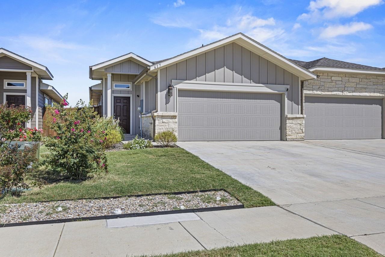 617 Blackland Dr - Photo 2 of 25