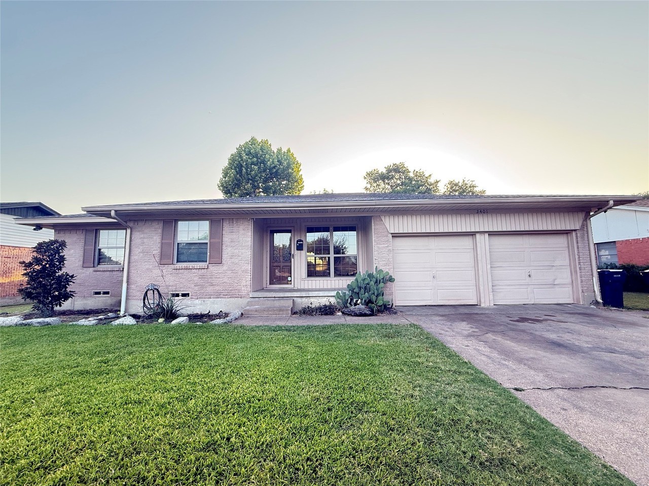 2401 Patricia Ln - Photo 2 of 16