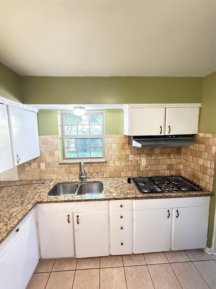 2401 Patricia Ln - Photo 3 of 16