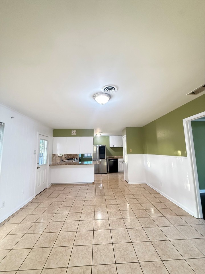 2401 Patricia Ln - Photo 4 of 16