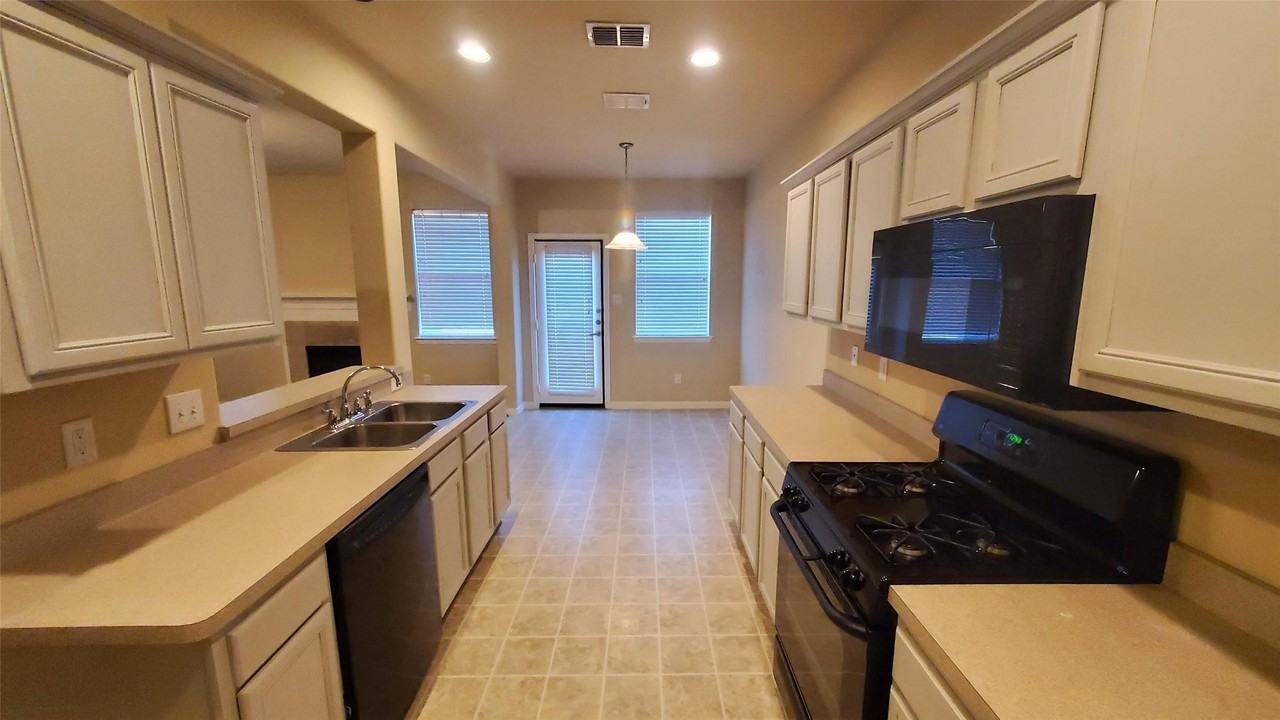 10909 Nantucket Dr - Photo 4 of 20