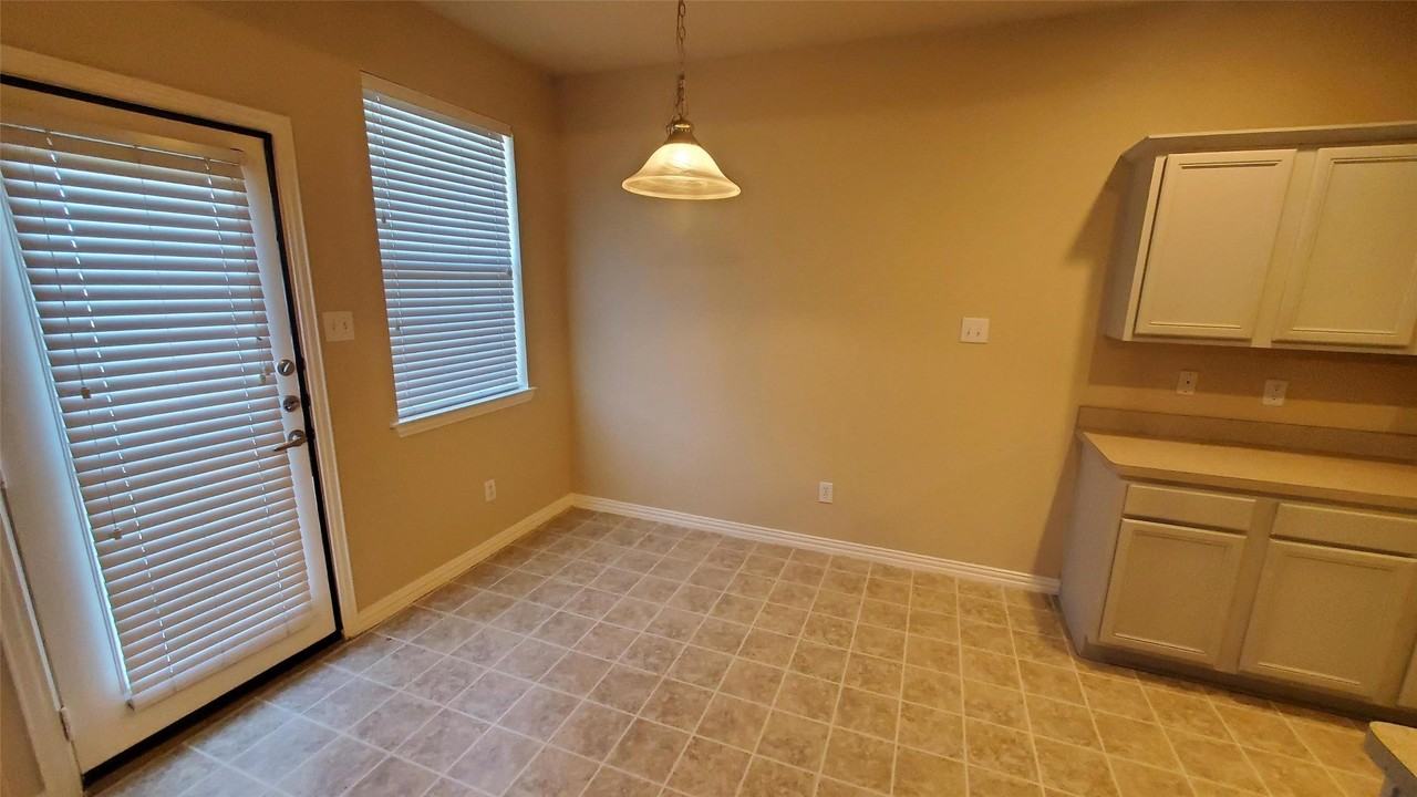 10909 Nantucket Dr - Photo 7 of 20