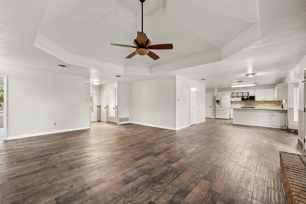 812 Regina Dr - Photo 3 of 18