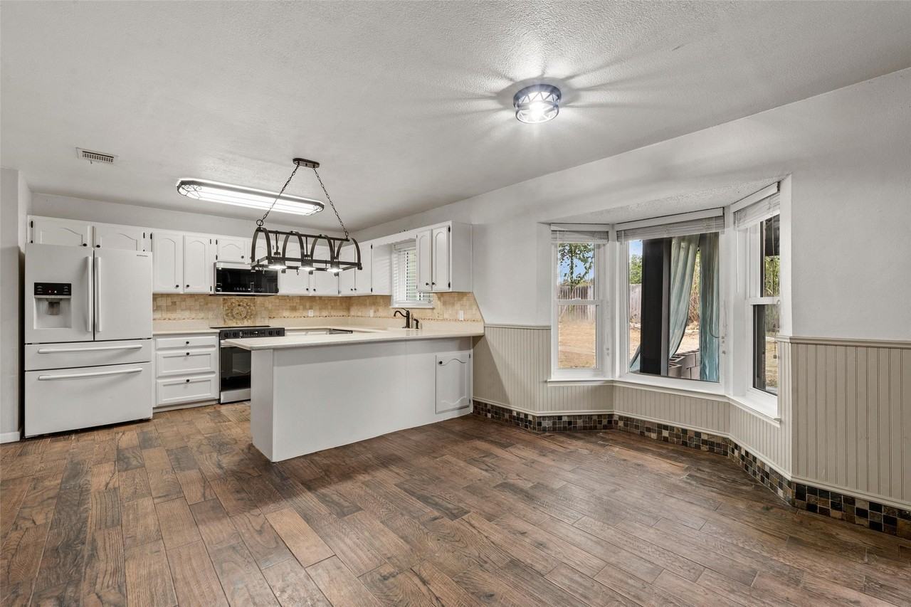 812 Regina Dr - Photo 4 of 18
