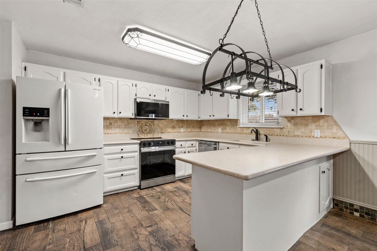 812 Regina Dr - Photo 5 of 18