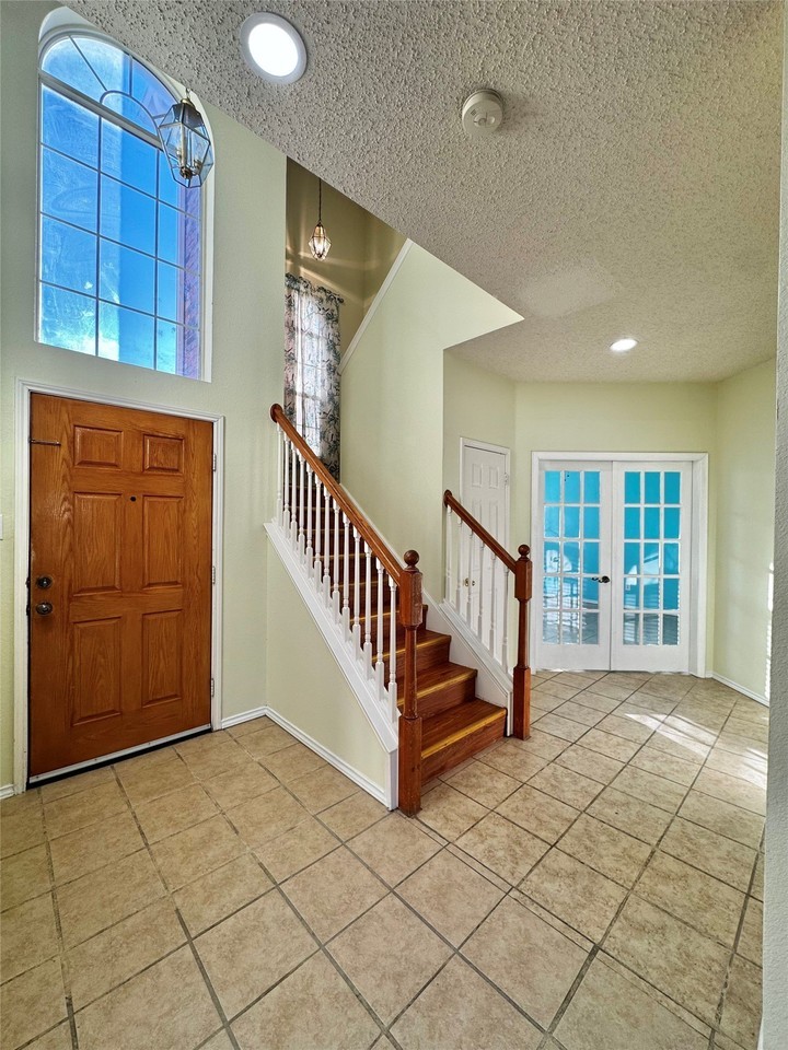 829 John Peter Way - Photo 4 of 15