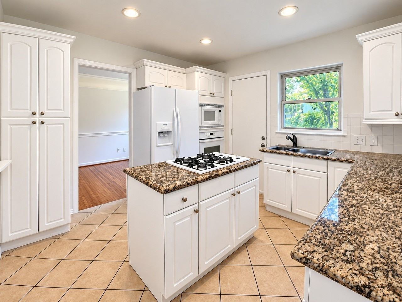 9926 Dresden Dr - Photo 4 of 10