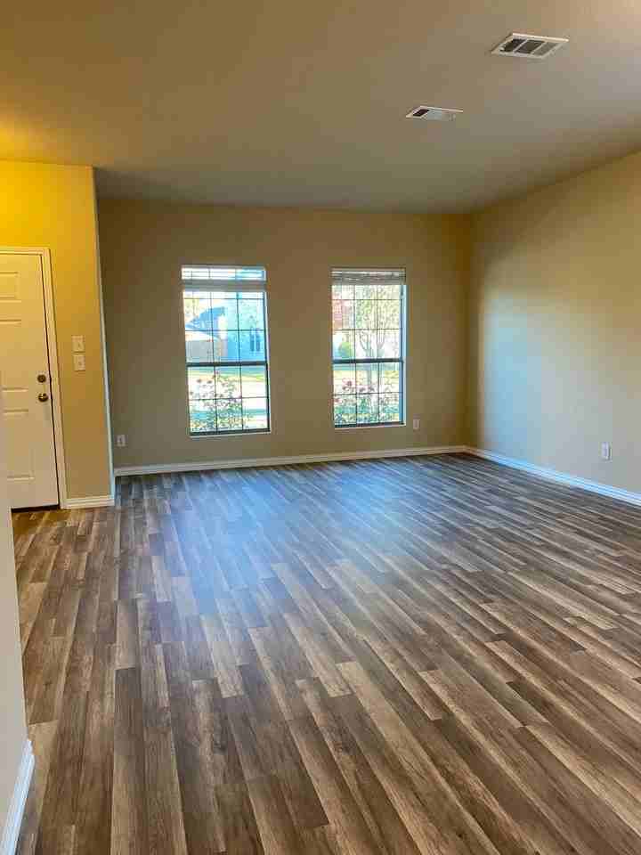 1060 Barrington Dr - Photo 3 of 22