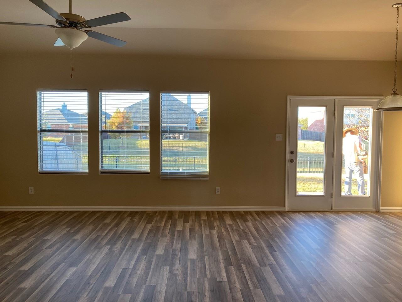 1060 Barrington Dr - Photo 5 of 22
