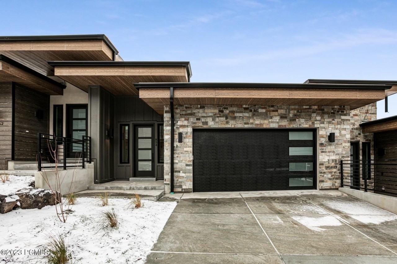 854 E Klaim Dr