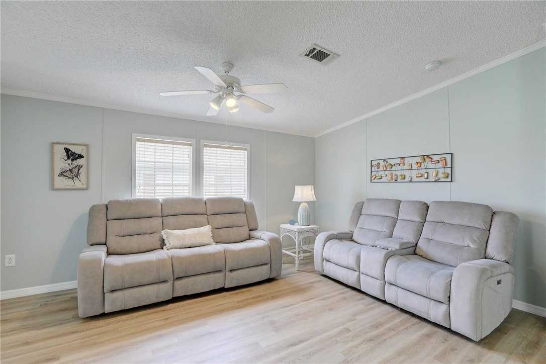 646 Barefoot Blvd - Photo 6 of 32