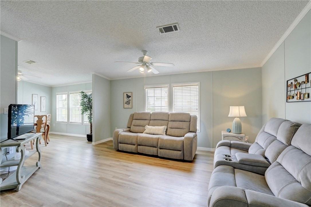 646 Barefoot Blvd - Photo 7 of 32