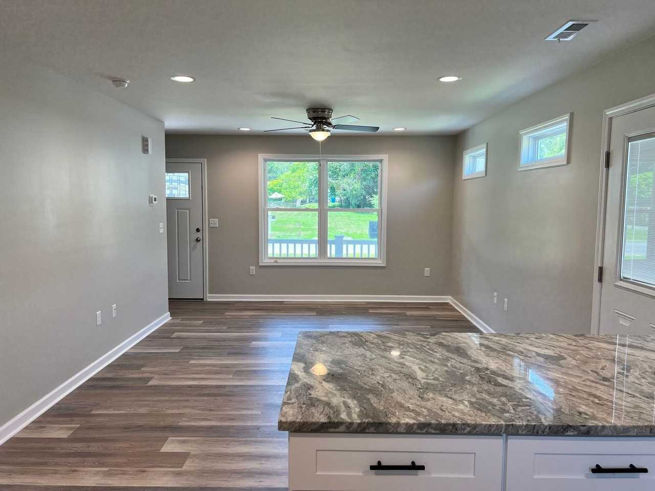 703 Bibb St Ne #B - Photo 7 of 31