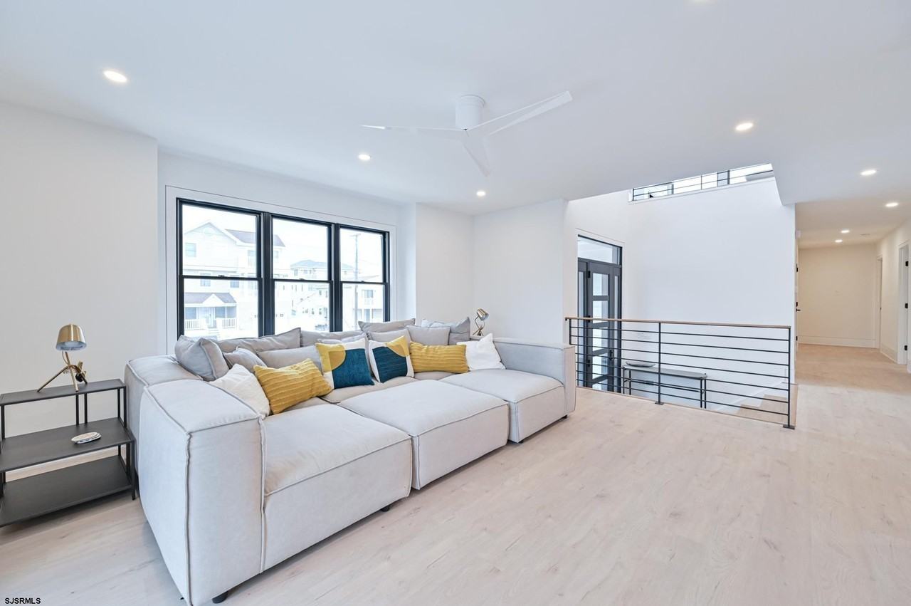 119 Sheridan Sq - Photo 6 of 50