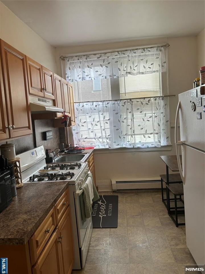 32 Halstead St - Photo 4 of 10