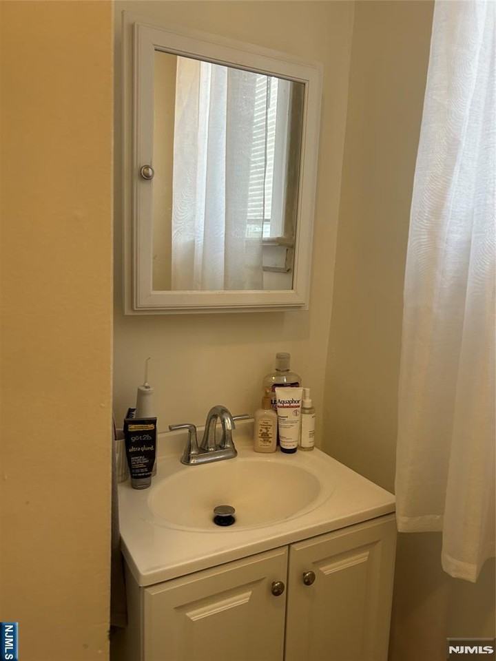 32 Halstead St - Photo 6 of 10