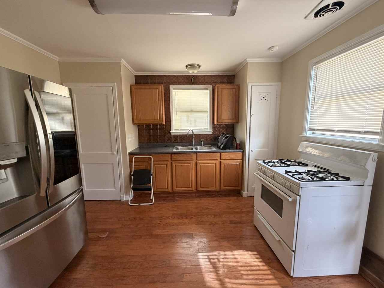 710 1st St - Photo 5 of 17