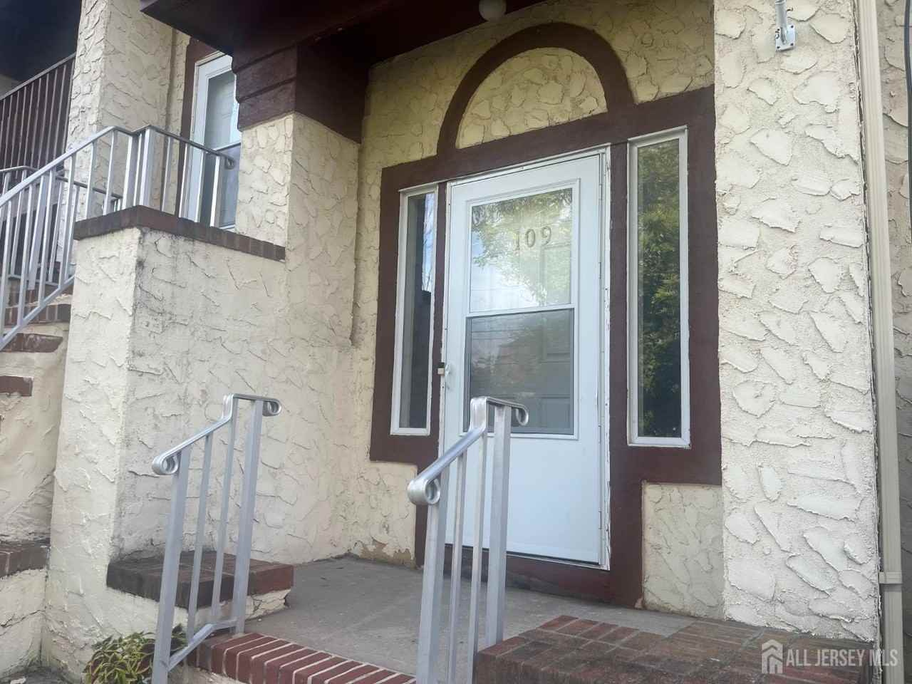 109 Michaels Ct - Photo 2 of 21
