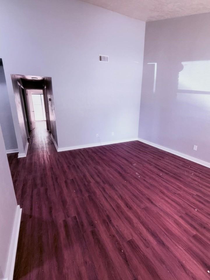 1942 Nekoma Ct - Photo 2 of 8
