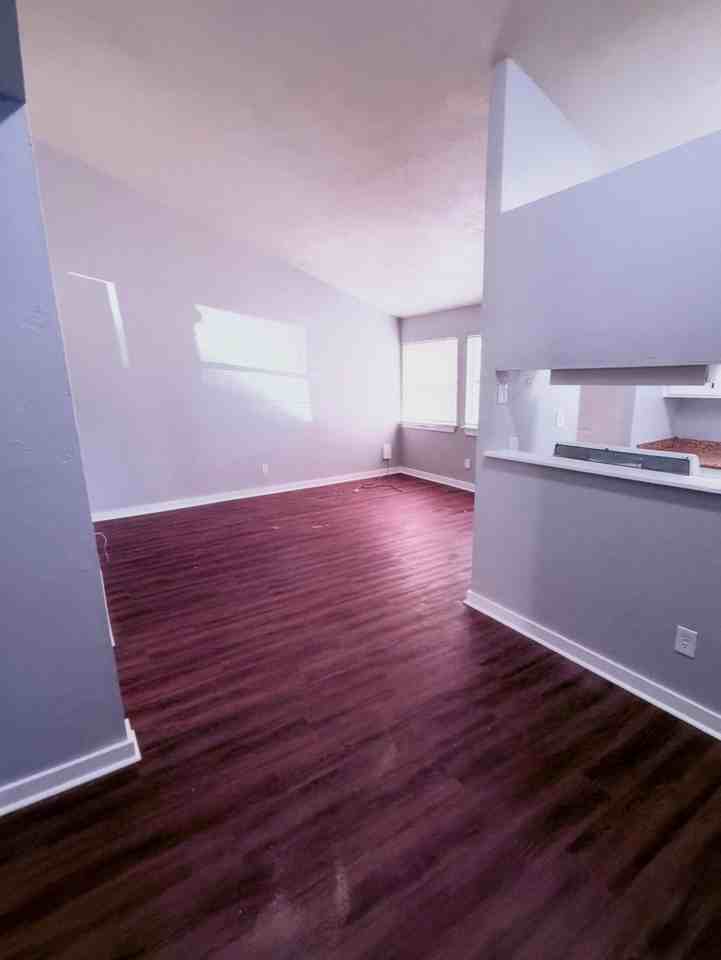 1942 Nekoma Ct - Photo 3 of 8