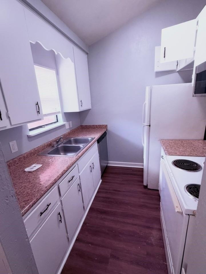 1942 Nekoma Ct - Photo 4 of 8