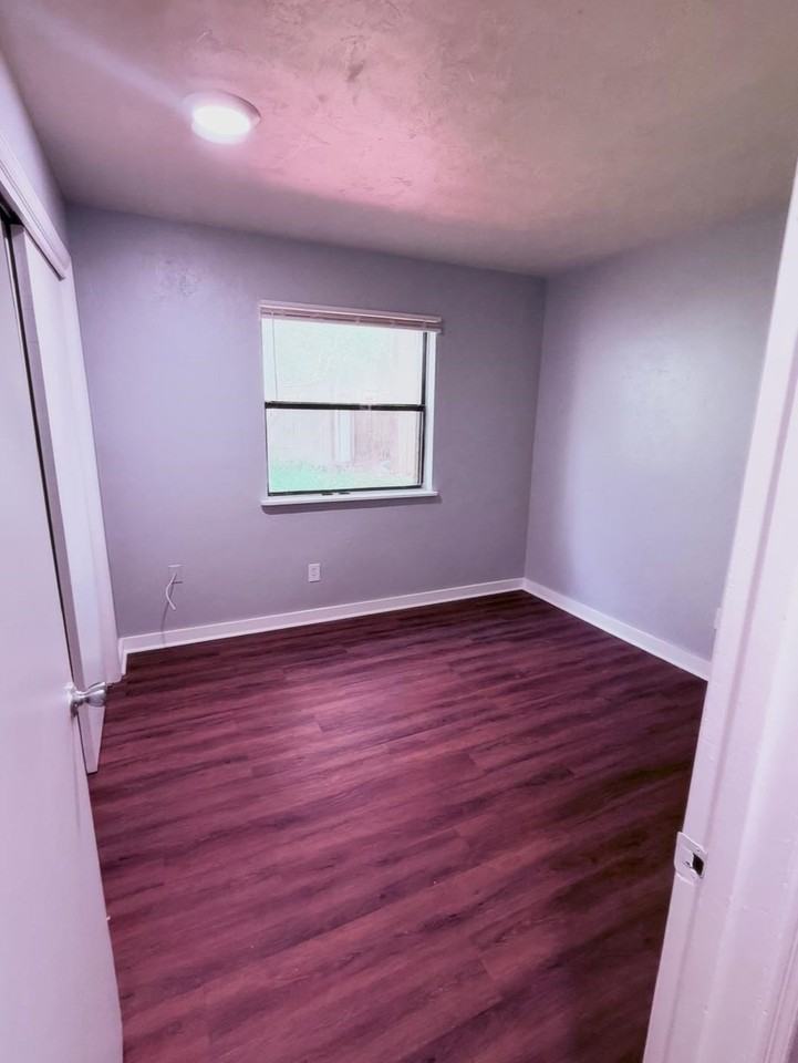 1942 Nekoma Ct - Photo 5 of 8