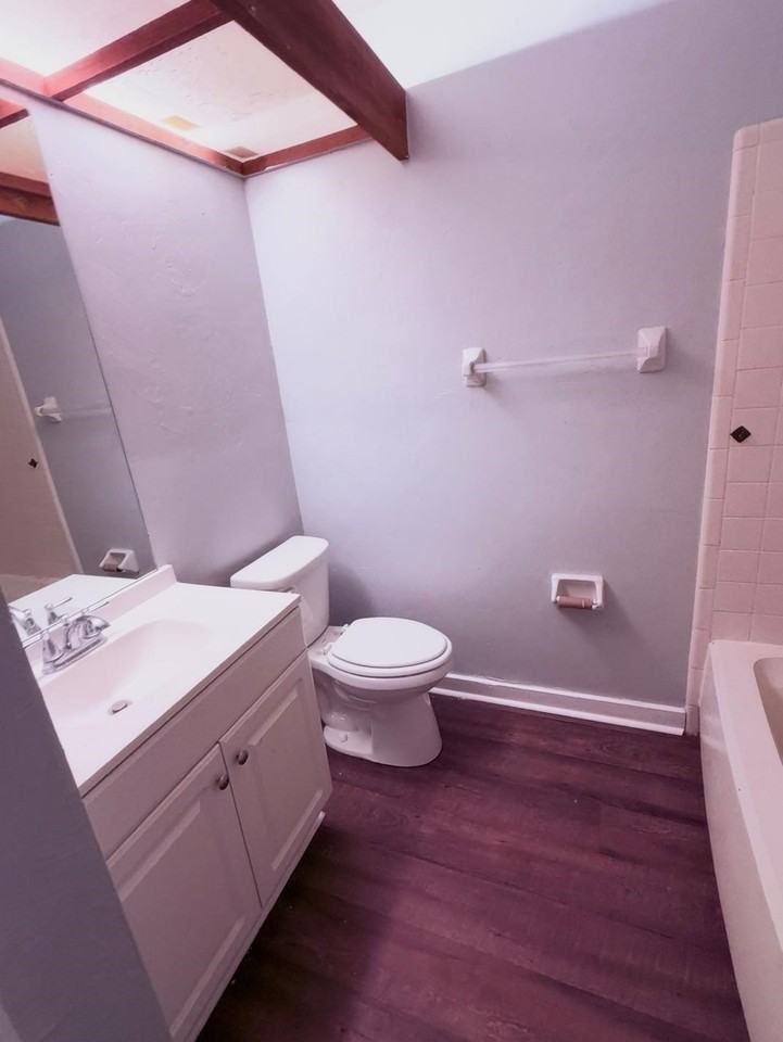 1942 Nekoma Ct - Photo 6 of 8