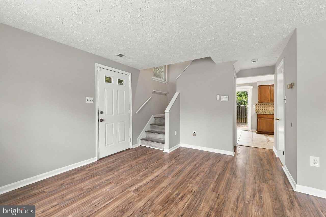 1554 Pin Oak Dr - Photo 2 of 18