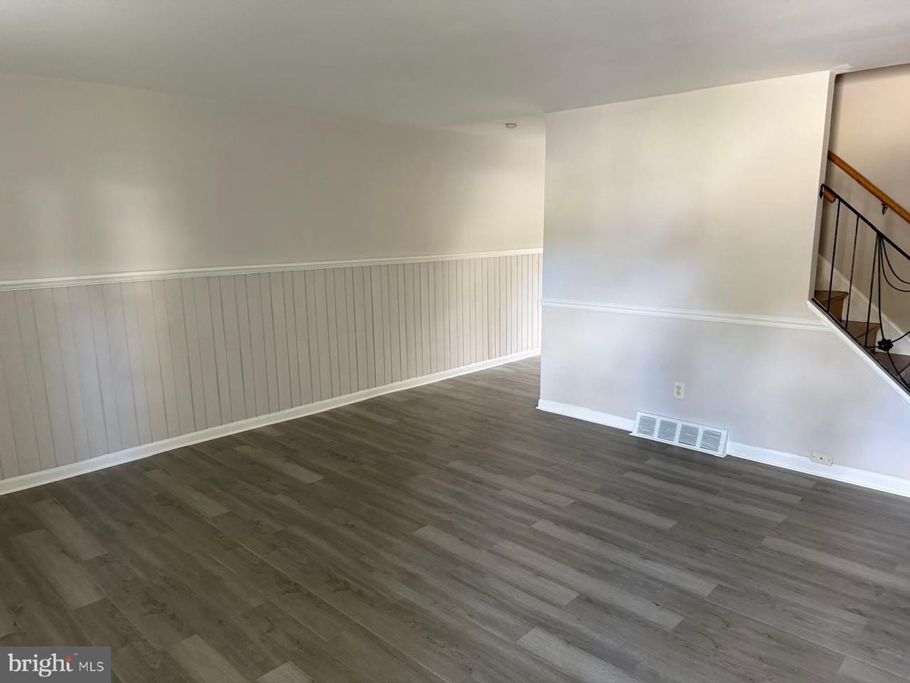 1404 Powell Rd - Photo 2 of 19