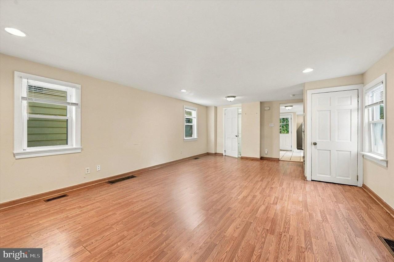 225 Brook St - Photo 2 of 15