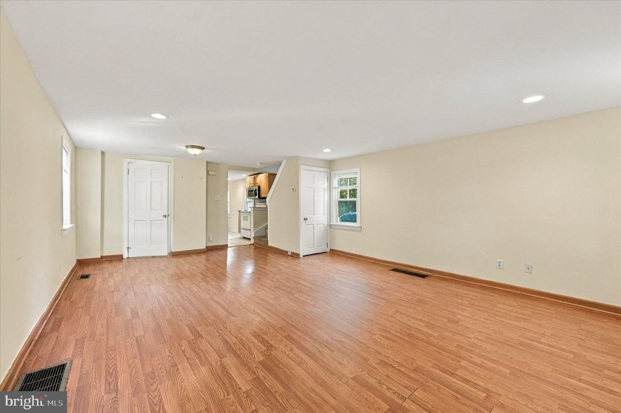 225 Brook St - Photo 3 of 15