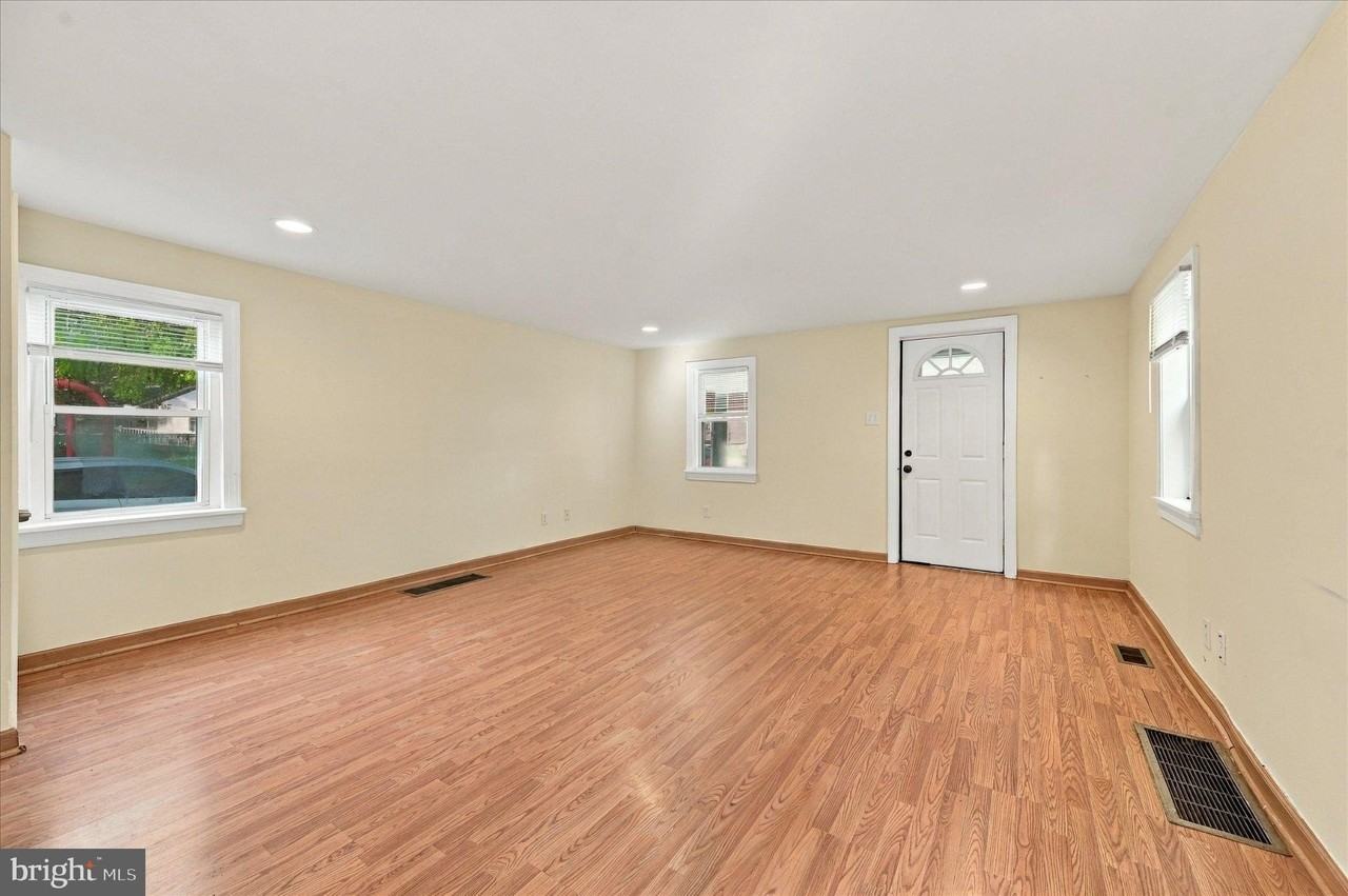 225 Brook St - Photo 4 of 15