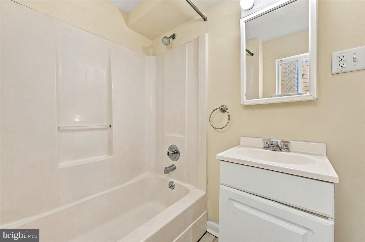 225 Brook St - Photo 5 of 15