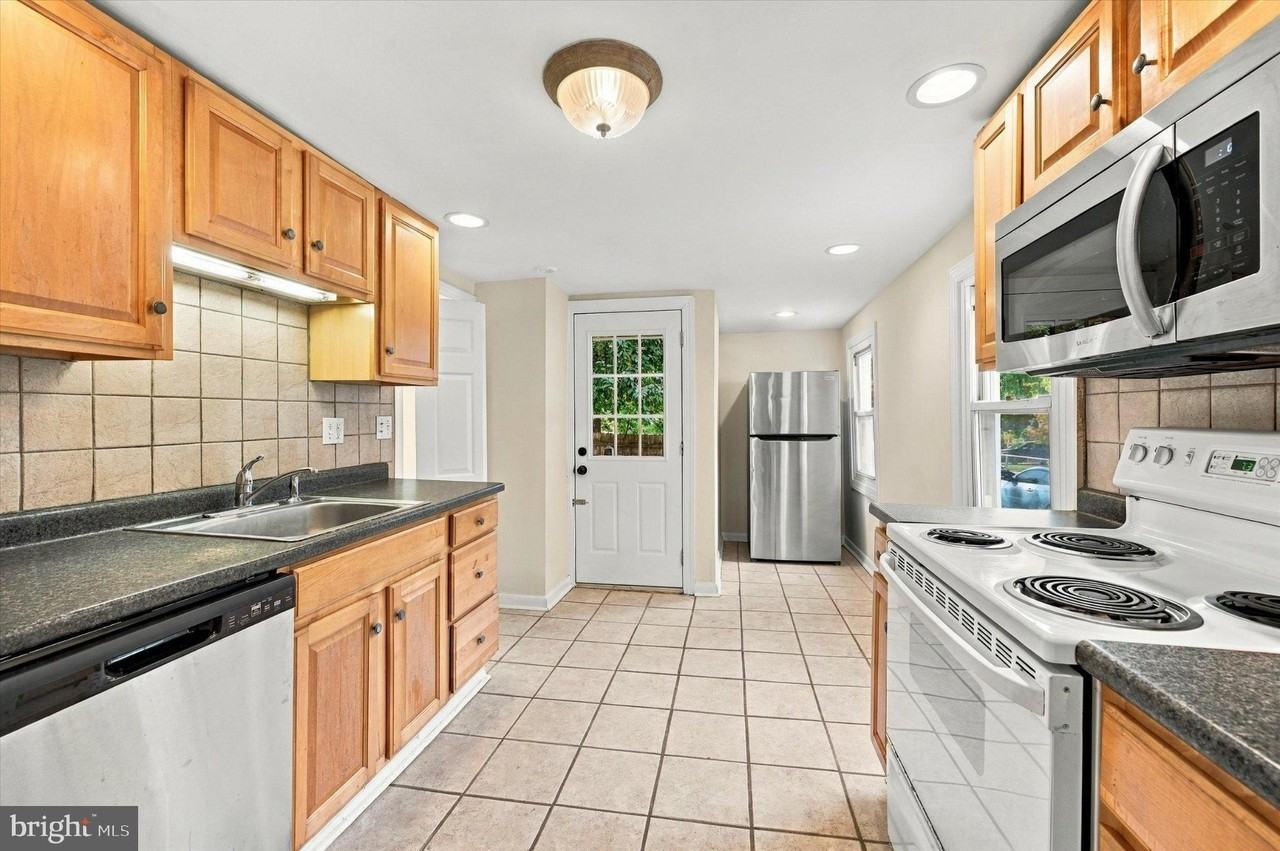 225 Brook St - Photo 6 of 15