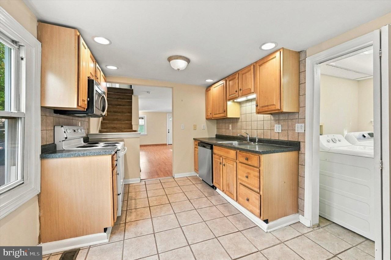 225 Brook St - Photo 7 of 15