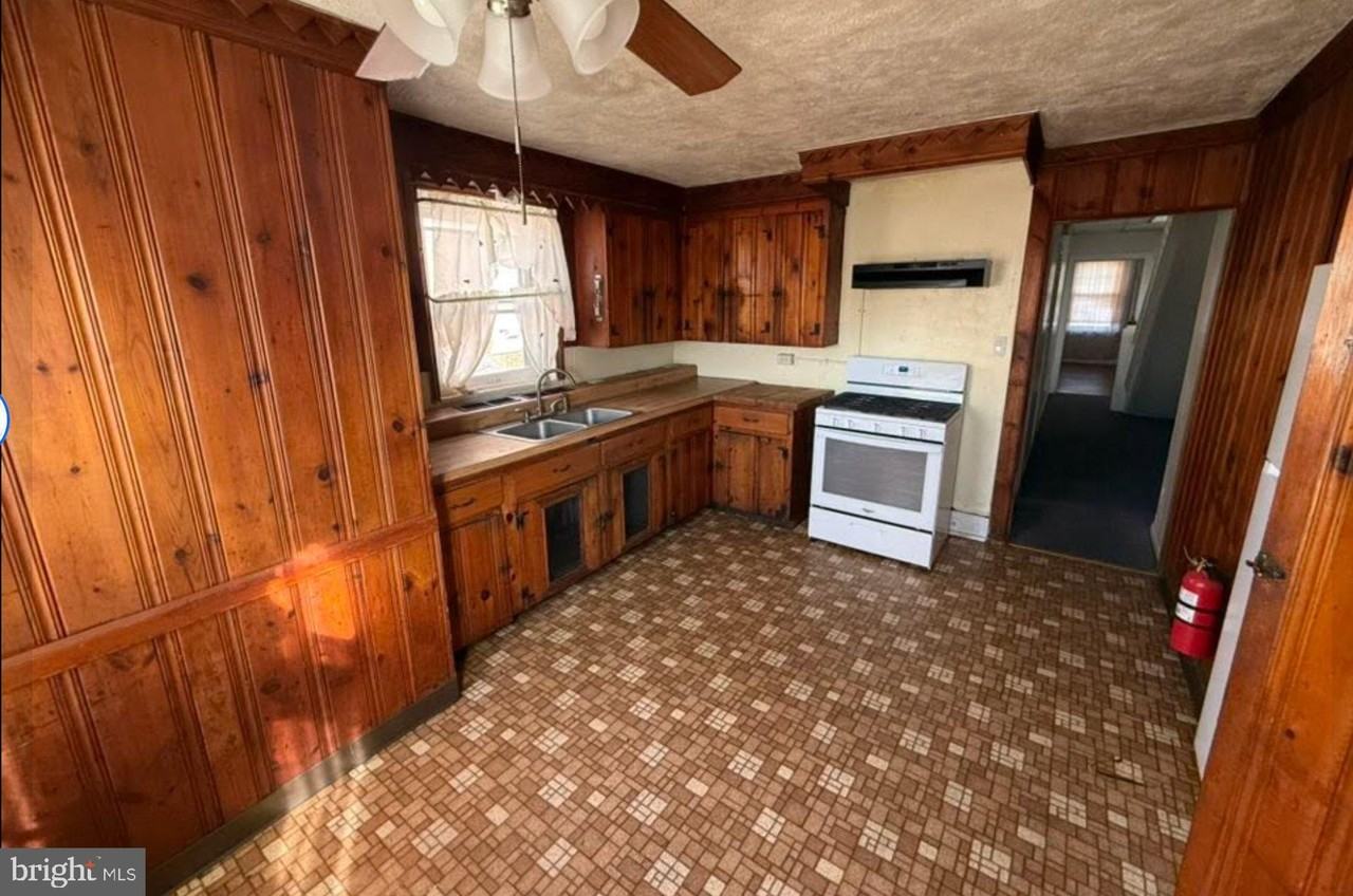 830 W Marshall St #2 - Photo 5 of 8