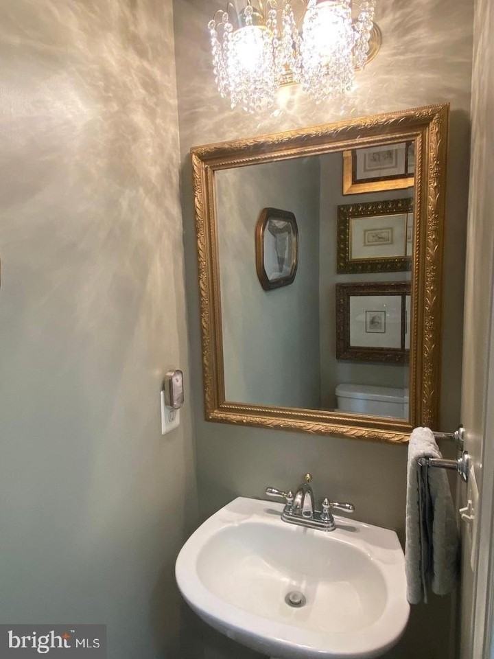 2055 Freeman Dr - Photo 6 of 38