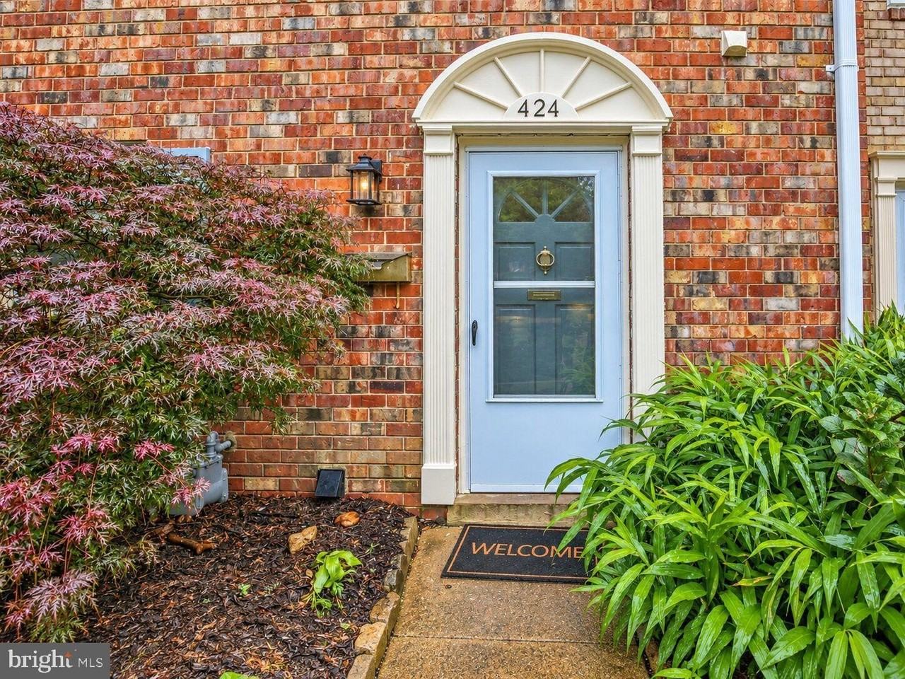 424 Greenbrier Ct - Photo 2 of 49