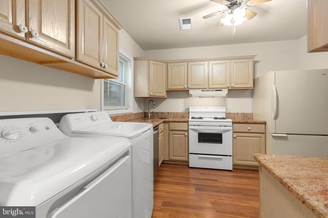 424 Greenbrier Ct - Photo 3 of 49