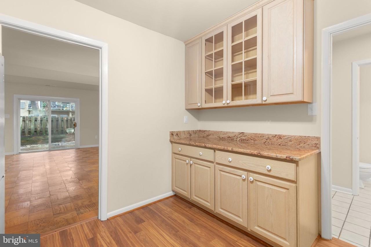 424 Greenbrier Ct - Photo 4 of 49