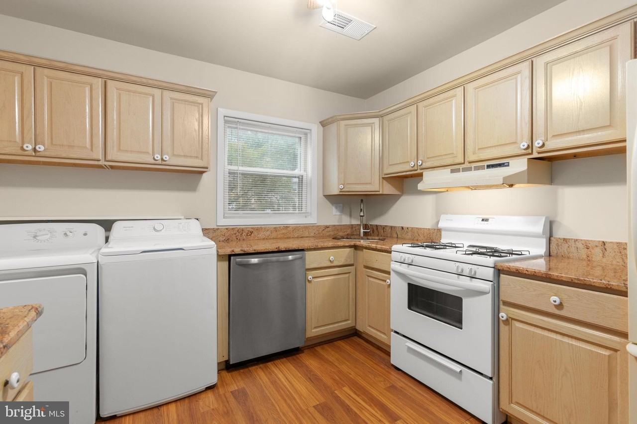 424 Greenbrier Ct - Photo 5 of 49