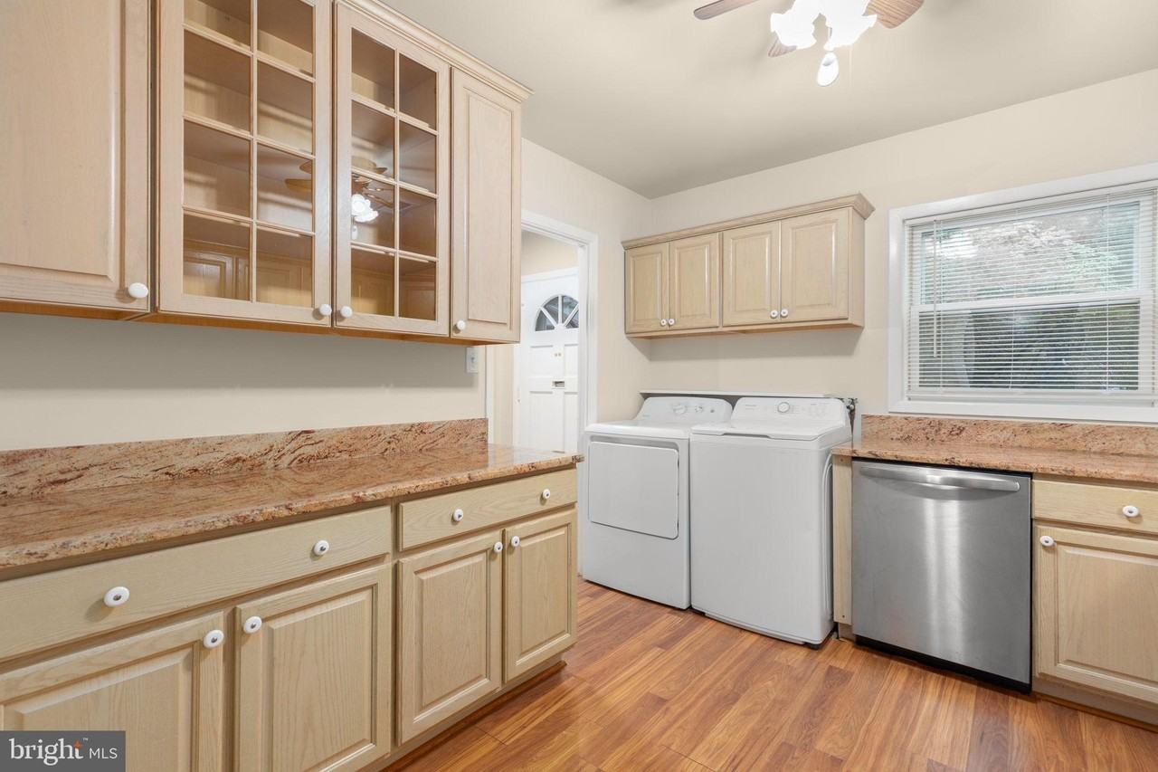 424 Greenbrier Ct - Photo 7 of 49