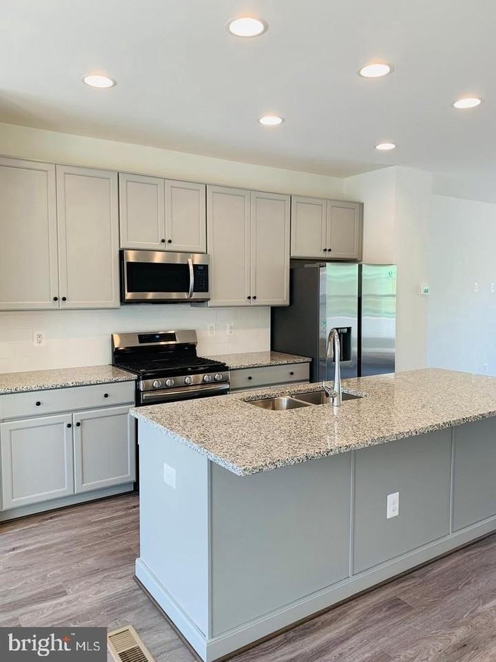 8196 Maude Ln - Photo 5 of 37