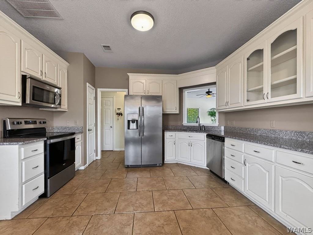 1549 Lesley Dr - Photo 4 of 20