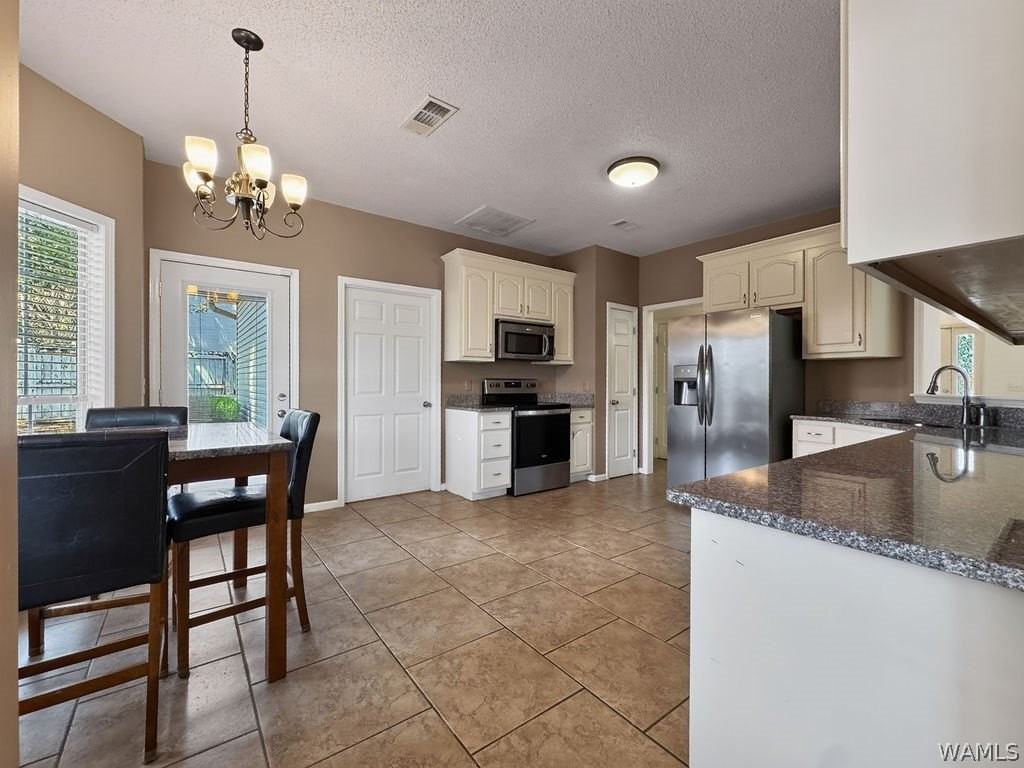 1549 Lesley Dr - Photo 5 of 20
