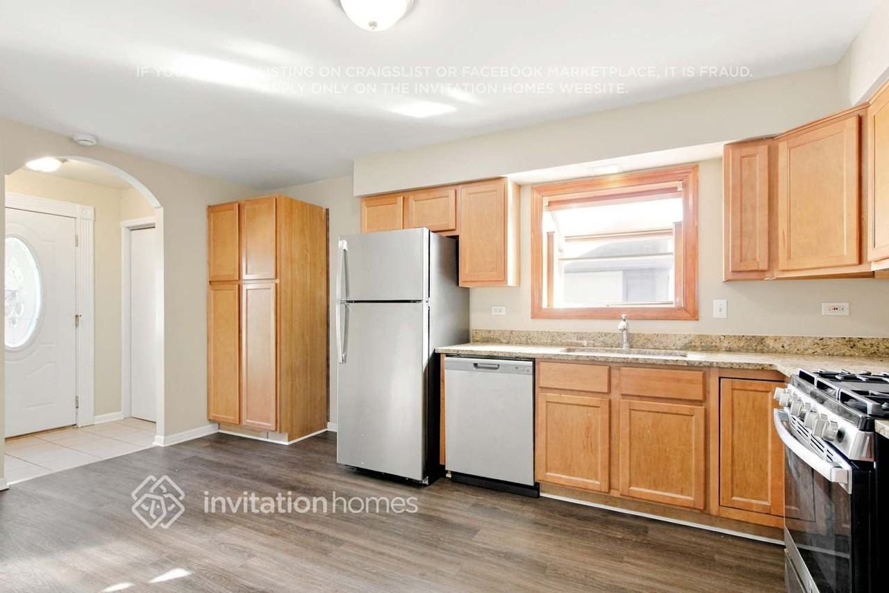 26W257 Harrison Ave - Photo 4 of 16