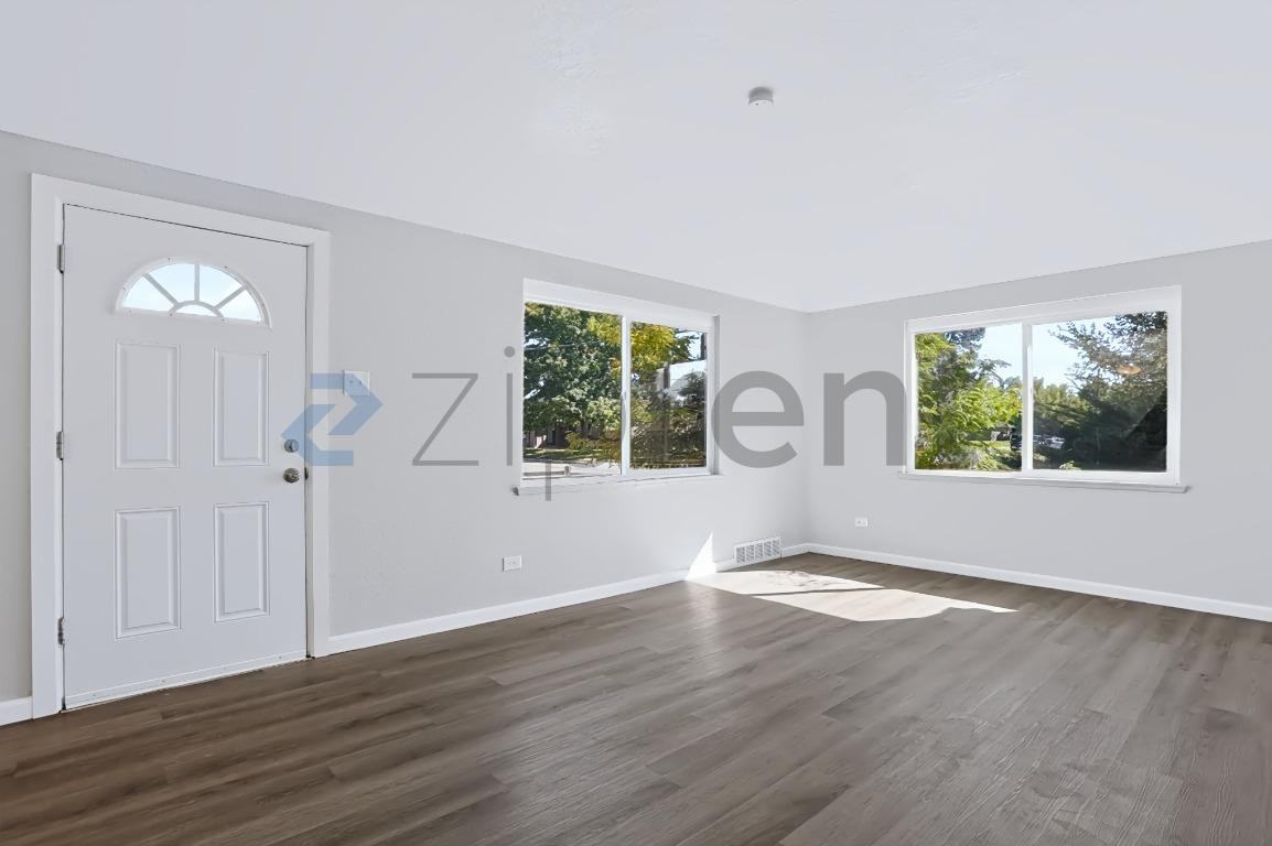 2301 Newport St - Photo 4 of 22